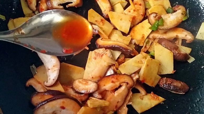 锅巴肉片(鸡胸肉版),烹入1勺料酒,翻炒一下。