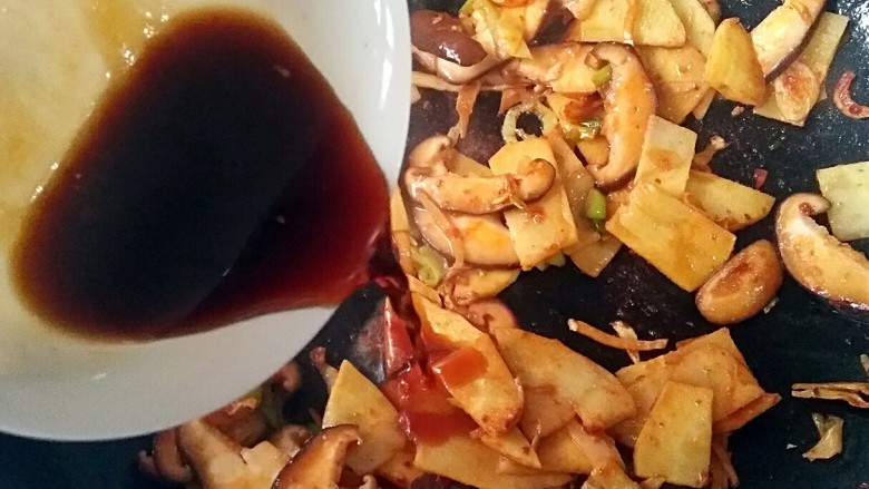 锅巴肉片(鸡胸肉版),再加入调好的料汁,翻炒均匀。