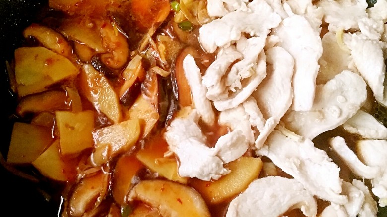 锅巴肉片(鸡胸肉版),加入1小碗高汤(或清水)煮沸,尝一下咸淡后根据个人口味适量加入盐和<a style='color:red;display:inline-block;' href='/shicai/ 756'>鸡精</a>,下入炒好的鸡胸肉片。