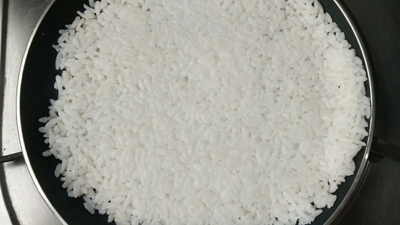 锅巴肉片(鸡胸肉版),揭掉保鲜膜放入平底不粘锅中小火慢慢烘。