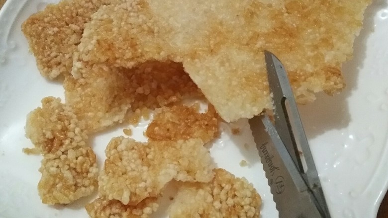 锅巴肉片(鸡胸肉版),锅中放宽油烧至9成热时放入烘好的米饼,(炸的时候忘了拍照了)炸至两面金黄沥油捞出,然后用厨房剪剪成大小合适的锅巴片。