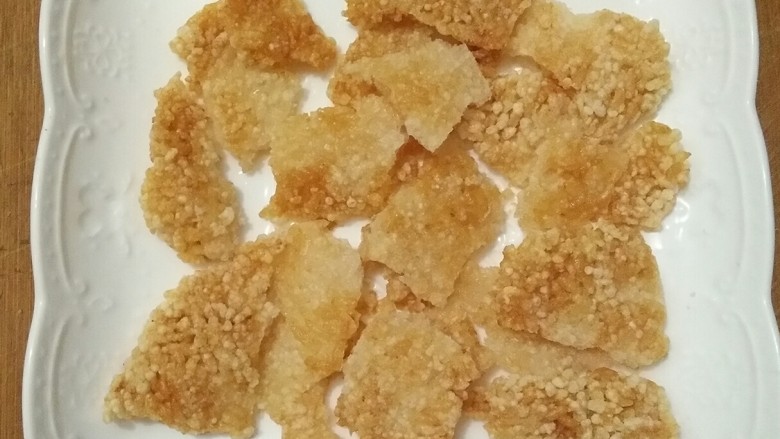锅巴肉片(鸡胸肉版),将剪好的锅巴片铺在盘子底部。