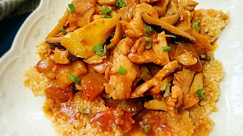 锅巴肉片(鸡胸肉版),迅速浇上热的肉片,听到呲啦一声后撒上葱花。