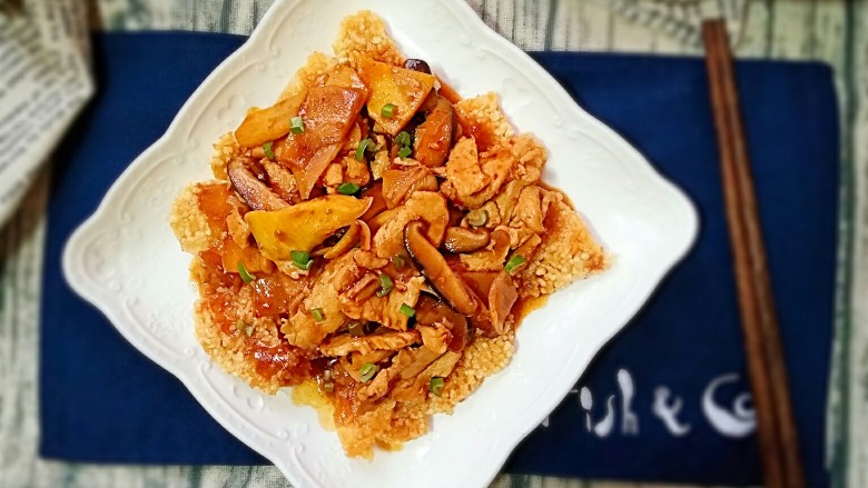 锅巴肉片(鸡胸肉版),锅巴肉片完成了。这饭菜在饭店里通常用猪肉做,芡汁也会更多一些。我更喜欢吃那种沾了一点芡汁而脆脆的锅巴,所以减少了芡汁的量。