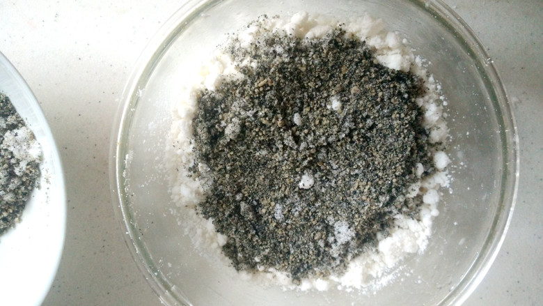 年货=》松糕,把三分之一的混合粉放入涂上油的碗里,随后铺上一层核桃芝麻粉。再取三分之一的混合粉铺上,再放一层核桃芝麻粉,最后把剩下的三分之一混合粉铺上,抹平。