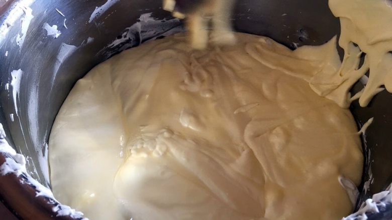 视觉与口感的极致享受-日式乳酪蛋糕,翻拌均匀的面糊倒回蛋白霜,再次翻拌均匀