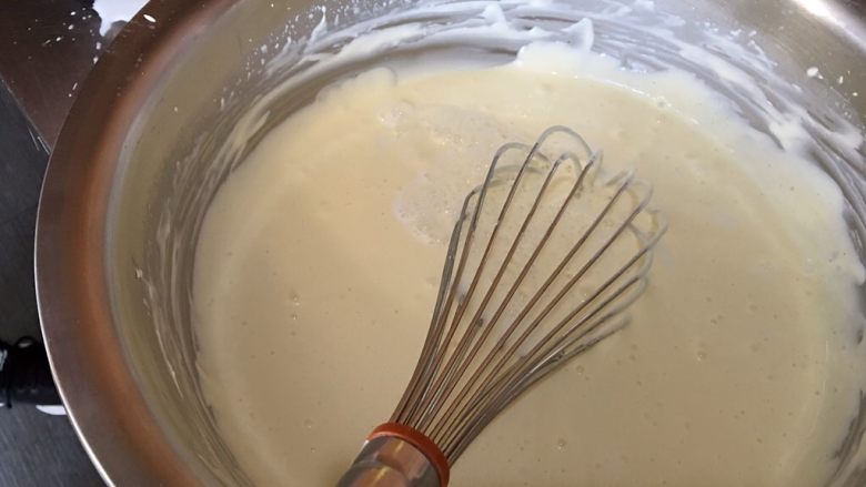视觉与口感的极致享受-日式乳酪蛋糕,分次加入剩下的牛奶,打至顺滑