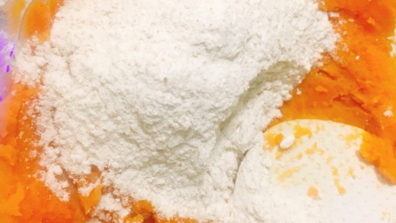 10分钟,搞定全麦版地瓜饼,加入全麦粉,压拌均匀。