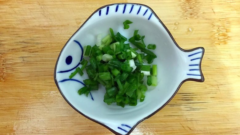 创意料理の蒜香茄汁鸡中翅,<a style='color:red;display:inline-block;' href='/shicai/ 157'>小葱</a>洗净,如图所示,切圈,备用