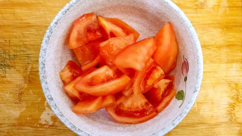 创意料理の蒜香茄汁鸡中翅,如图所示,切成小块,备用