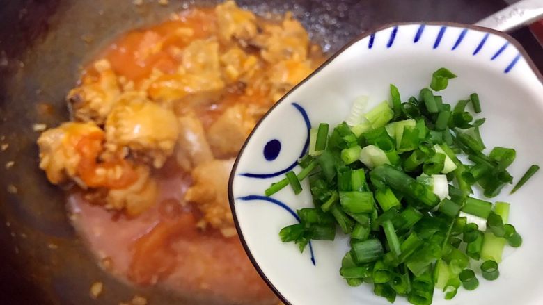 创意料理の蒜香茄汁鸡中翅,加小葱,翻炒均匀,即可