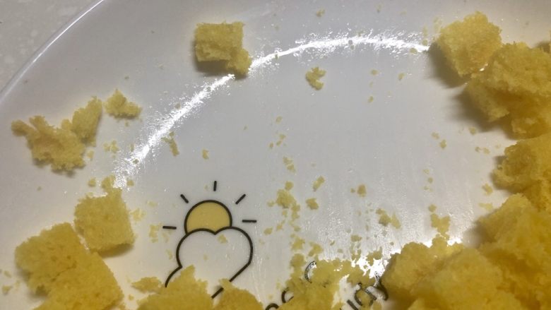 黄金面包糠,放微波炉高火20秒左右,可以看到底下有水分
