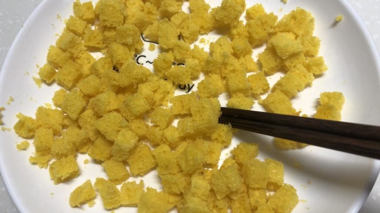 黄金面包糠,热气散一下再继续微波炉叮20秒,如此反复,到看不见热气就差不多了