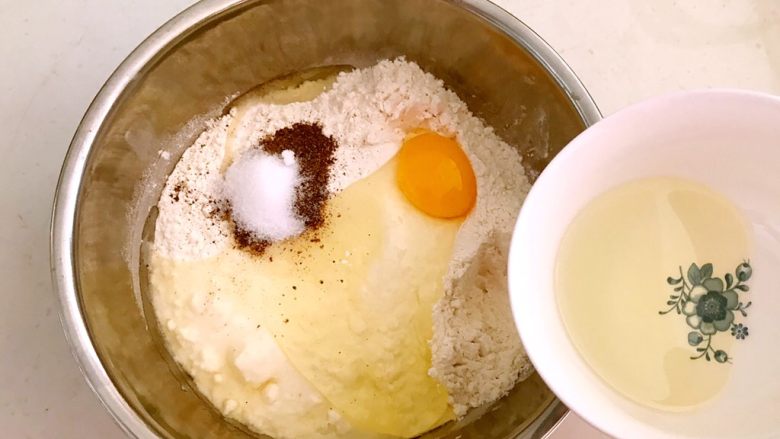 新疆烤馕,加入玉米油,调匀