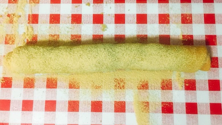 北京小吃·驴打滚,卷好后在上面筛多一层黄豆粉。
切块,装盘即可食用。