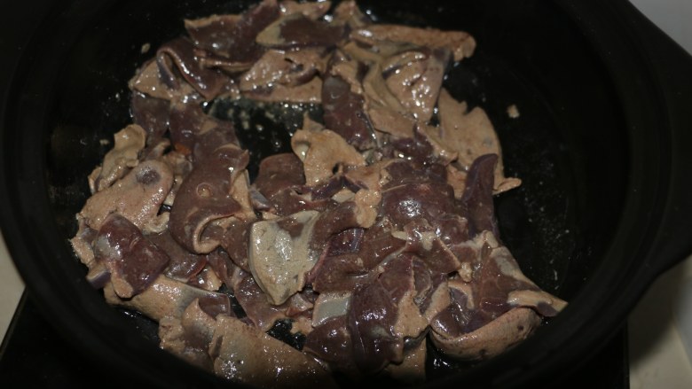 爆炒猪肝,锅内倒入适量食用油,先放入腌制好的猪肝翻炒。