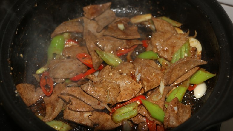 爆炒猪肝,加入少许<a style='color:red;display:inline-block;' href='/shicai/ 692'>酱油</a>调色,少许盐调味既可以出锅。