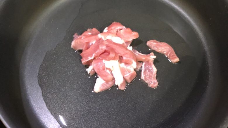 莴笋炒肉,然后放入肉