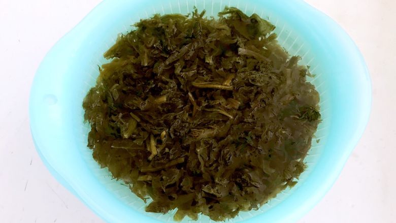 金豆腊肠雪里蕻,腌制的雪里蕻放入冷水浸泡30分钟,每隔10分钟换一次水,把多余的盐分洗出去