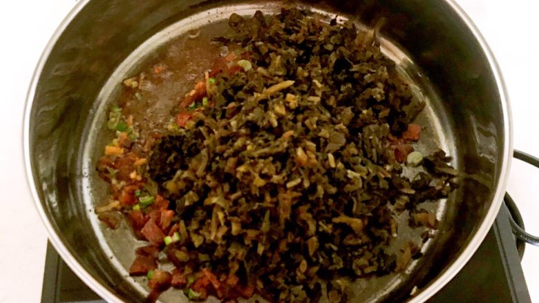 金豆腊肠雪里蕻,加入雪里蕻,翻炒2分钟
