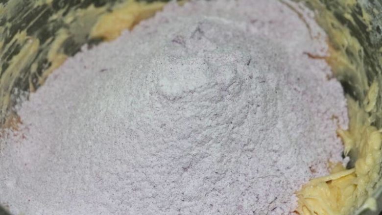 健康紫薯燕麦饼干,打至完全乳化(没有油水分离)
筛入混合粉
切拌至无干粉状