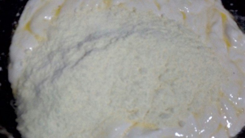 自制牛轧糖,棉花糖也炒融化后倒入奶粉搅拌均匀(奶粉倒进去会有点难搅拌)