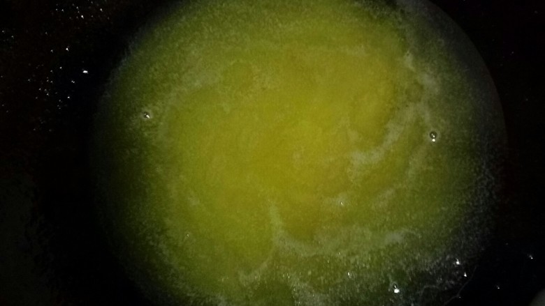 自制牛轧糖,最小火,黄油下锅完全融化