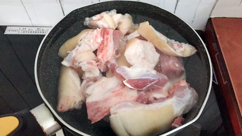 红烧猪蹄,冷水下锅,放入猪蹄