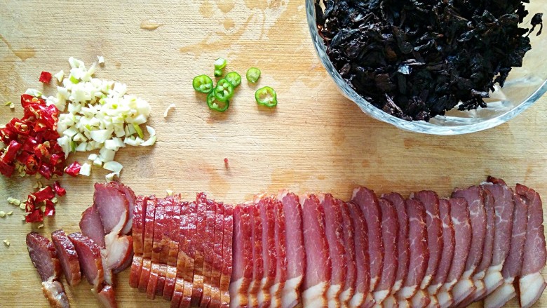 梅干菜蒸腊肉,<a style='color:red;display:inline-block;' href='/shicai/ 707'>梅干菜</a>过温水泡洗一下,蒜切末,小米辣切圈。