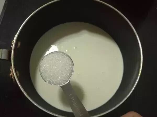 Q弹耶冻树桩蛋糕,淡奶油250克倒入奶锅中,加入细砂糖15克,小火加热到沸腾