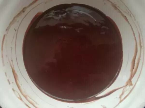 Q弹耶冻树桩蛋糕,静置10分钟后,轻轻搅拌至完全混合的柔滑状态,冷藏10分钟让甘纳许稍稍变硬