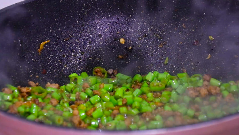 肉末炒豆角,炒至豆角熟透