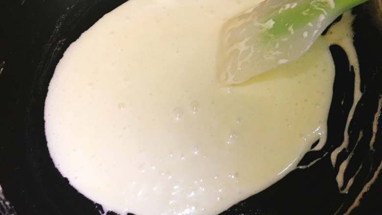 清新抹茶牛乳坚果牛轧糖(棉花糖版),加热搅动至棉花糖完全融化。 继续加热翻动10-20秒。