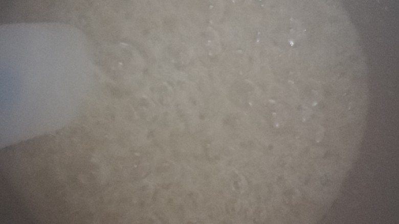沙琪玛,小火熬煮，直到砂糖完全溶解，出现浓密的泡沫。注意在砂糖还没溶解前，不要搅拌，要等到高温把砂糖彻底溶解了才进行搅拌。