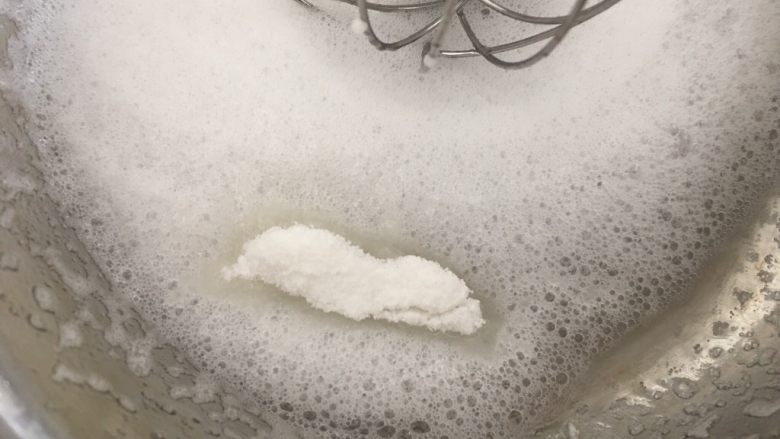 新年糖霜饼干,蛋白粉加入热水打发,分三次计入糖粉