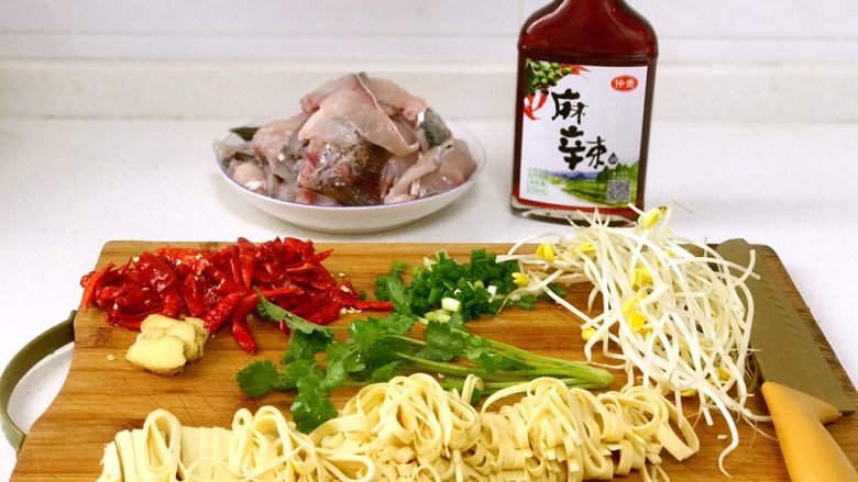 麻辣水煮鱼,
买鱼的地方直接买新鲜的草鱼鱼尾巴一条,一般鱼头比较贵,很多餐馆买回去做剁椒鱼头,鱼尾巴单独买会便宜很多,跟卖鱼老板说回家做水煮鱼,让他从中间片成三份,回来清洗一下