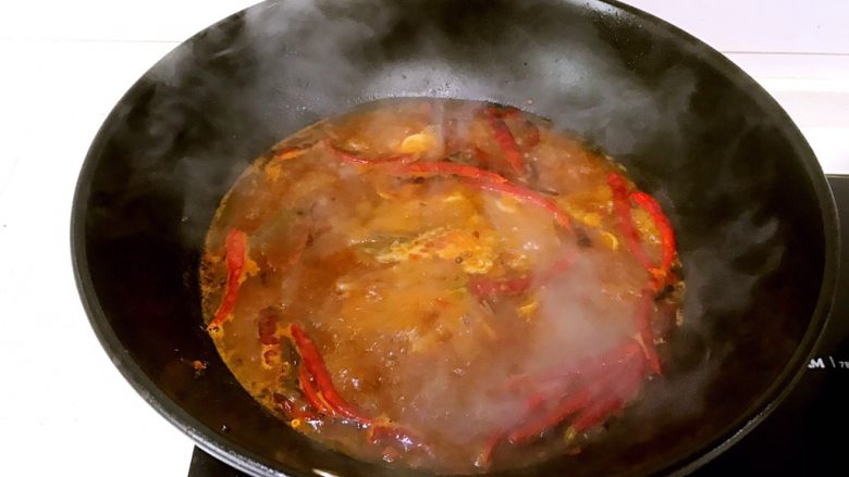 麻辣水煮鱼,加入两碗水烧开