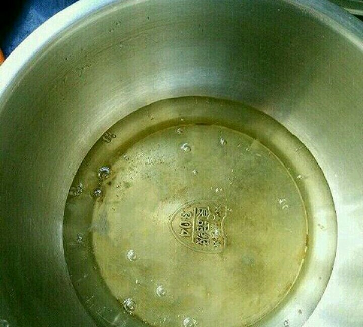 可可旋风卷,蛋清放在无水无油的盆里,加入几滴醋,用打蛋器打发。