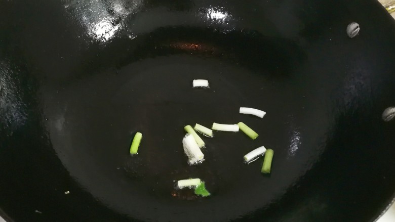 阳光灿烂~椒香咸肉胡萝卜大白菜年糕,放入葱白