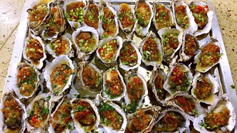 美味烤生蚝
,生蚝放烤盘,拌好的料,用勺子浇在生蚝上,烤箱提前预热220-250度左右,放进去,烤大概8分钟至12分钟左右,具体看生蚝大小,以蚝肉收缩,有圆润的感觉为宜、这时打开烤箱门取出生蚝、把芹菜粒或葱撒上去、再烤2-3分钟左右就好了~~简单又美味