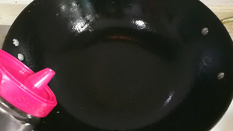 阳光灿烂~椒香咸肉胡萝卜大白菜年糕,锅热倒入适量食用油