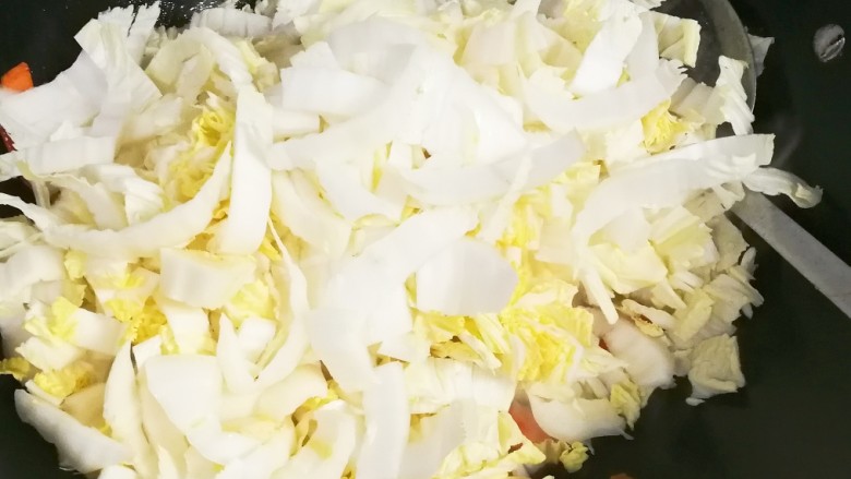 阳光灿烂~椒香咸肉胡萝卜大白菜年糕,放入大白菜翻炒片刻至软
