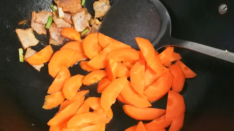 阳光灿烂~椒香咸肉胡萝卜大白菜年糕,放入胡萝卜煸炒片刻