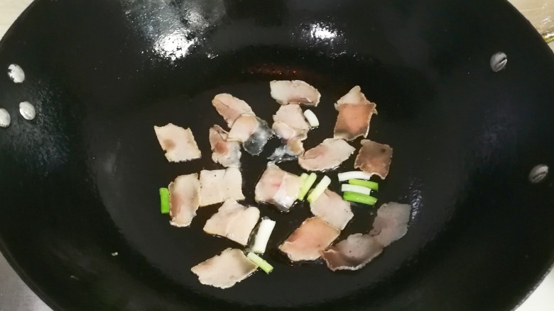 阳光灿烂~椒香咸肉胡萝卜大白菜年糕,放入椒盐咸肉编煸出香味
