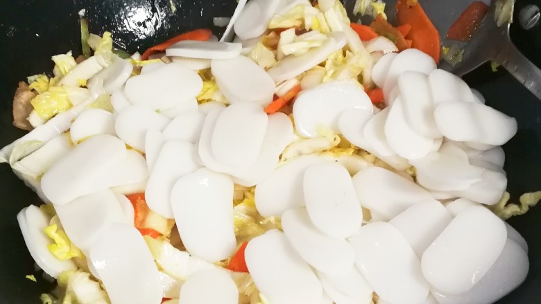 阳光灿烂~椒香咸肉胡萝卜大白菜年糕,放入年糕