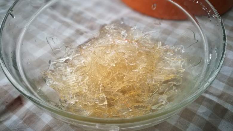 家宴甜点~双色奶冻小方,丁吉利片泡软后将水倒掉