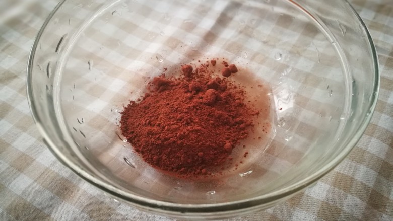 家宴甜点~双色奶冻小方,<a style='color:red;display:inline-block;' href='/shicai/ 920'>可可粉</a>倒入小碗中