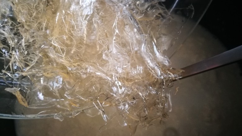 家宴甜点~双色奶冻小方,倒入软化的丁吉利片 搅拌至融化 关火