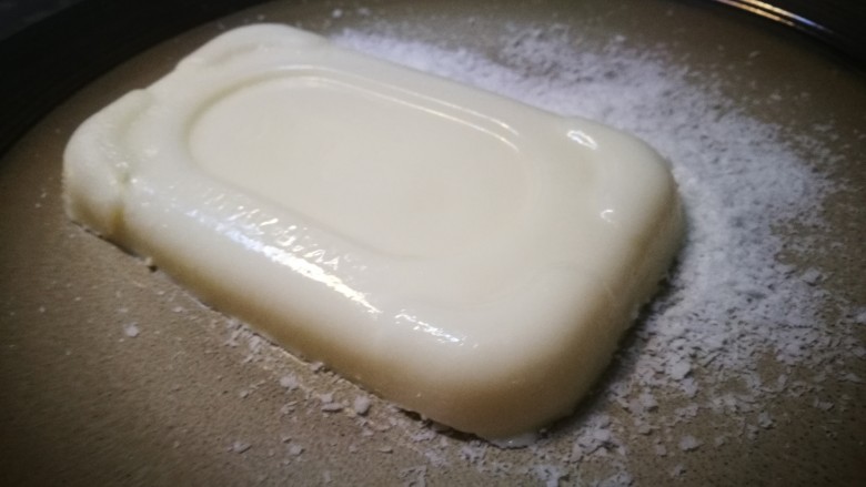 家宴甜点~双色奶冻小方,将保鲜盒倒扣 脱出奶冻
