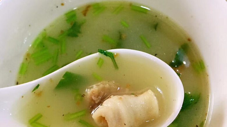 黑鱼三吃,强烈建议大家放香菜末和白胡椒粉
这碗汤真是谁喝谁知道~~